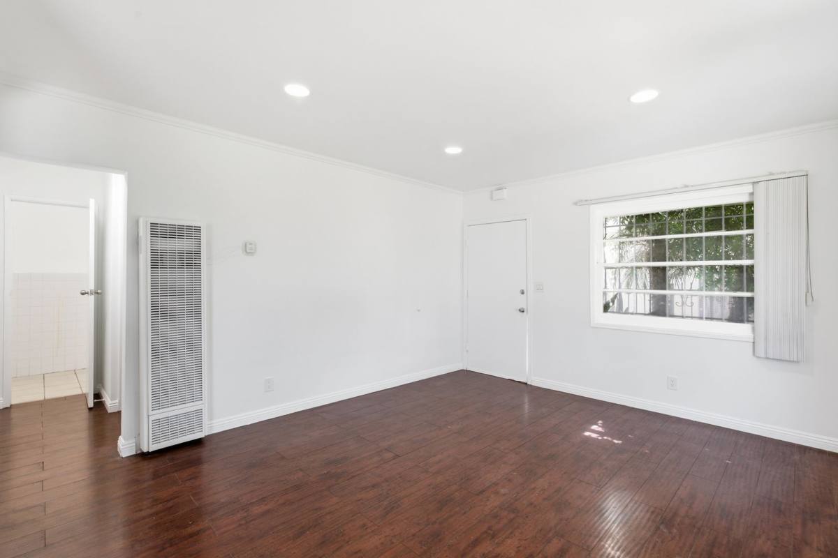 Apartment for rent at 534-536 E Hyde Park Place, Inglewood, CA 90302