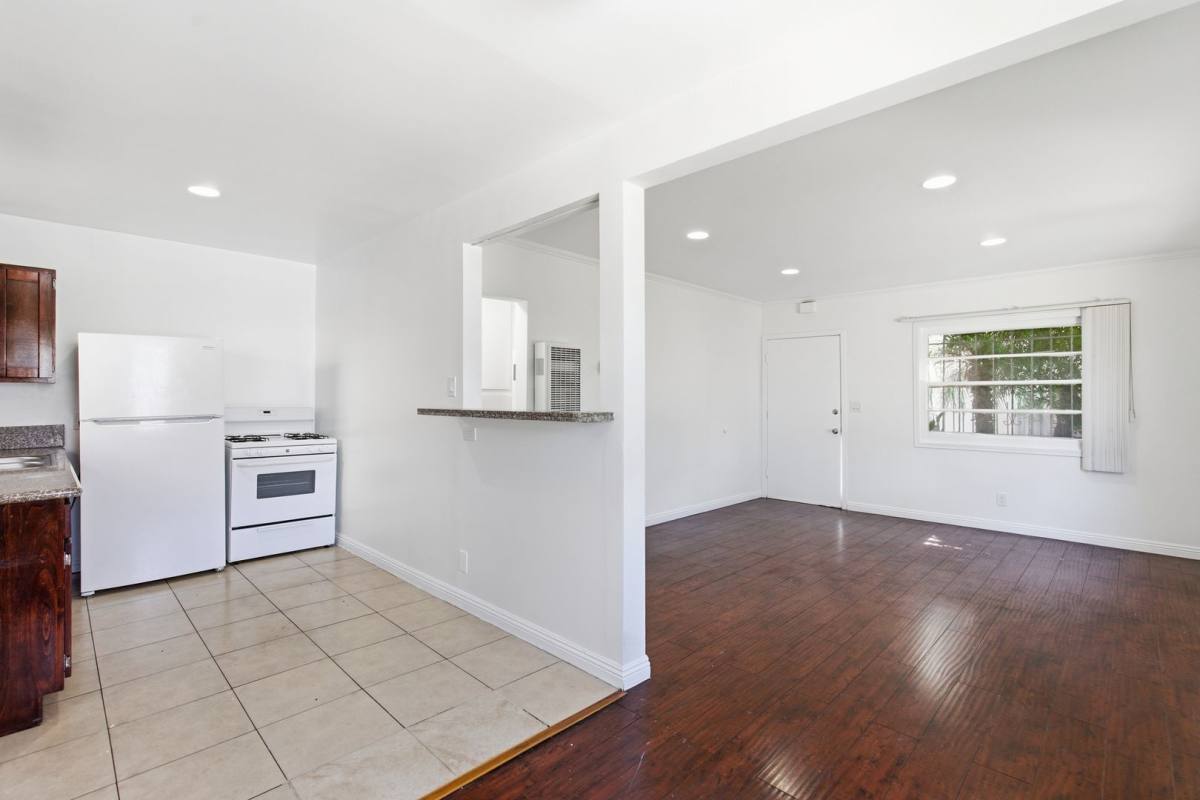 Apartment for rent at 534-536 E Hyde Park Place, Inglewood, CA 90302