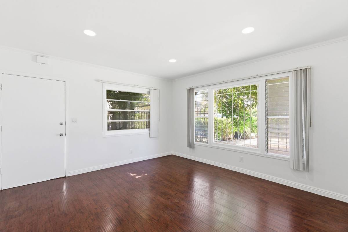 Apartment for rent at 534-536 E Hyde Park Place, Inglewood, CA 90302