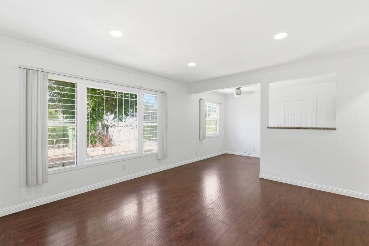 Apartment for rent at 534-536 E Hyde Park Place, Inglewood, CA 90302