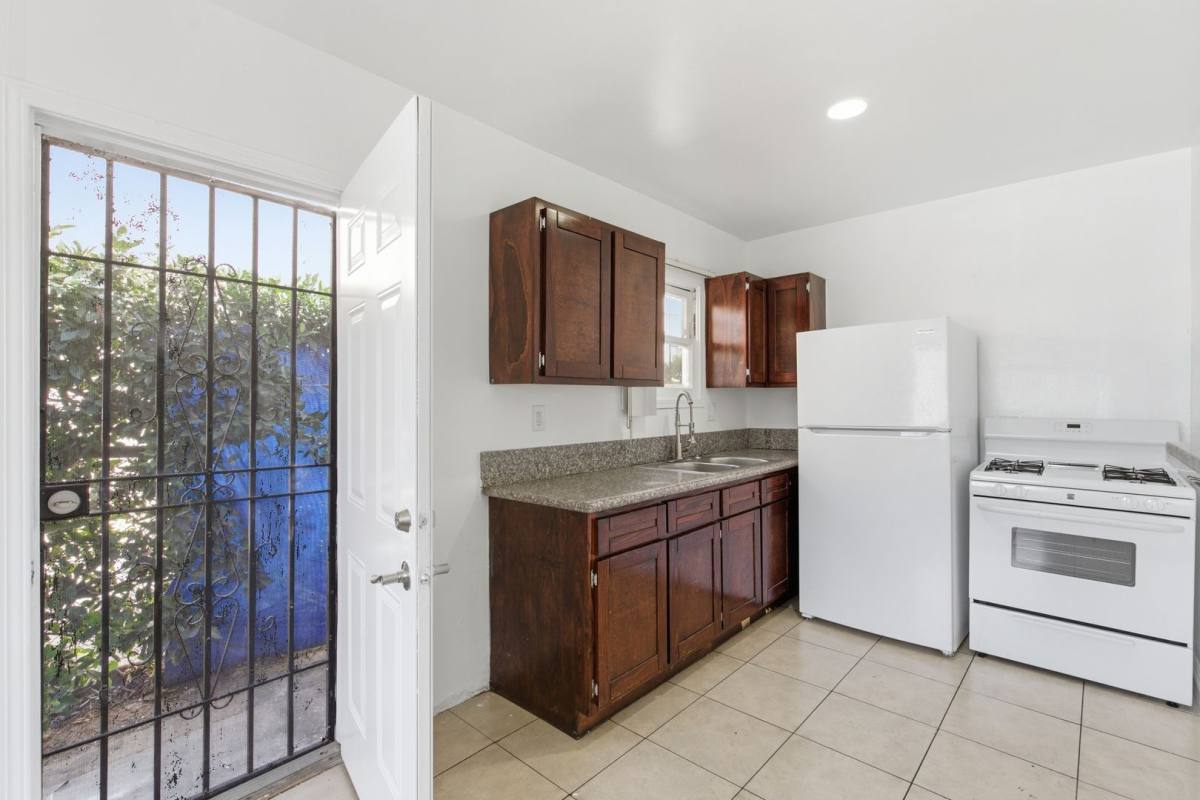 Apartment for rent at 534-536 E Hyde Park Place, Inglewood, CA 90302
