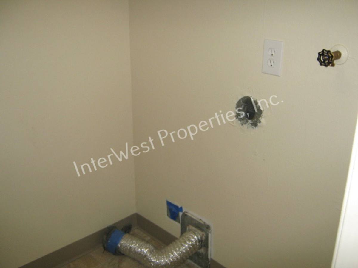 Apartment for rent at 1010 - 1040 W Powell Blvd, Gresham, OR 97030