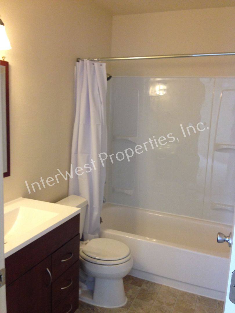 Apartment for rent at 1010 - 1040 W Powell Blvd, Gresham, OR 97030