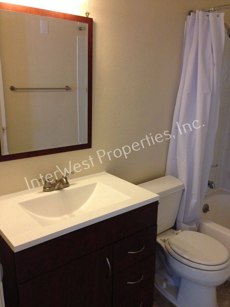 Apartment for rent at 1010 - 1040 W Powell Blvd, Gresham, OR 97030