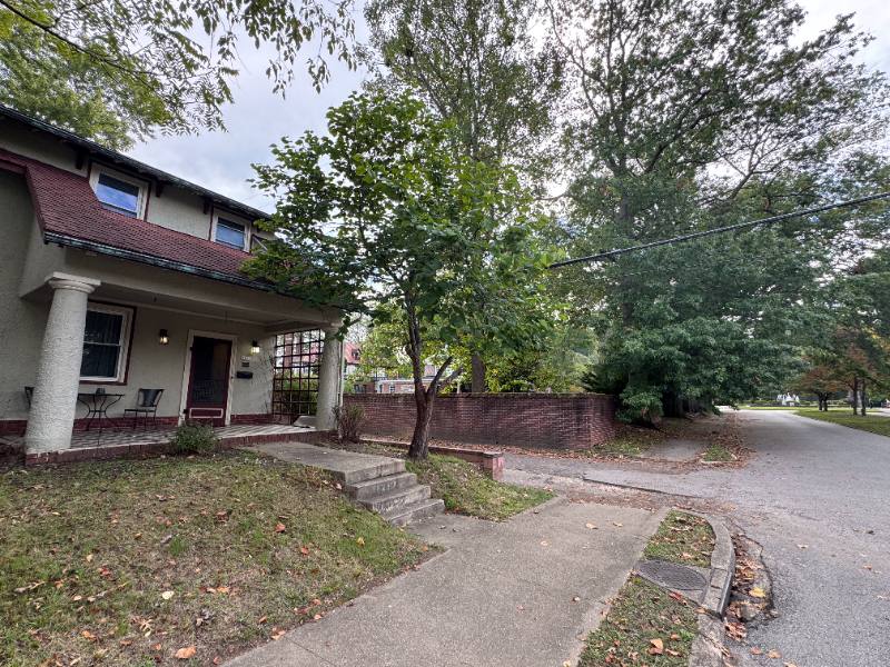 House for rent at 1212 10th St, Huntington, WV 25701