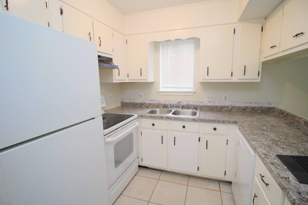 Townhouse for rent at 316 Teakwood Circle, Pensacola, FL 32506