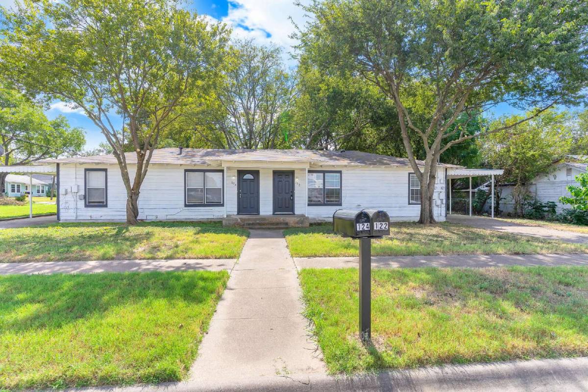 Townhouse for rent at 122 Ramsey St, Cleburne, TX 76031