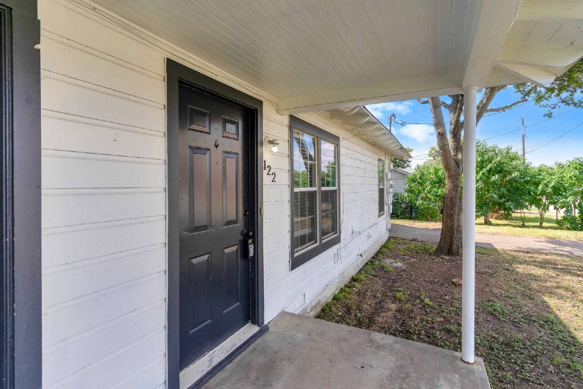 Townhouse for rent at 122 Ramsey St, Cleburne, TX 76031