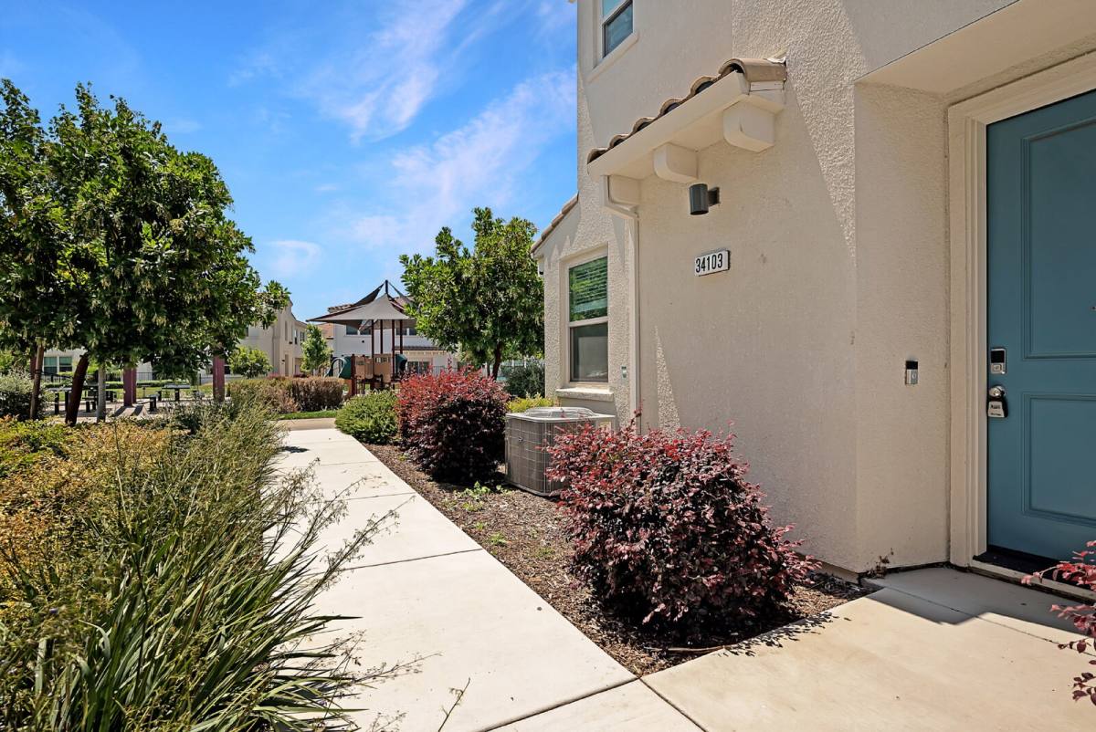 Townhouse for rent at 5301 E Commerce Way #34103, Sacramento, CA 95835