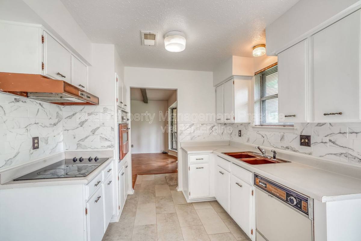 House for rent at 500 Stoneledge Dr, Friendswood, TX 77546