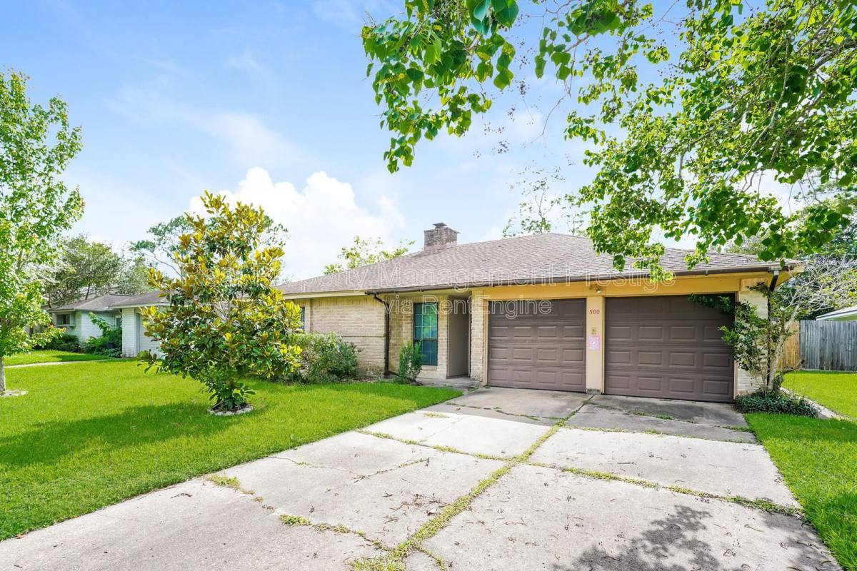 House for rent at 500 Stoneledge Dr, Friendswood, TX 77546
