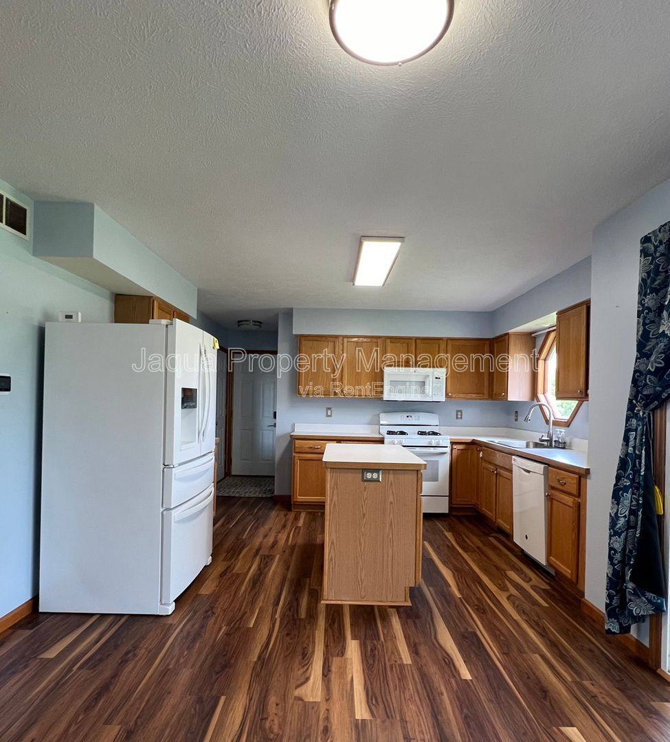 House for rent at 53641 Rolling Meadow Blvd, Paw Paw, MI 49079
