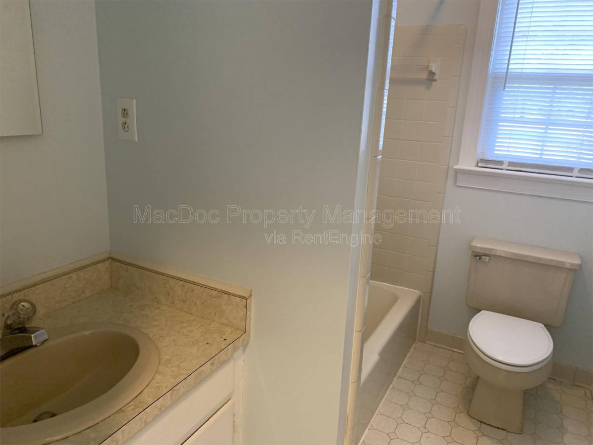 Apartment for rent at 216 W Broaddus Ave, Bowling Green, VA 22427