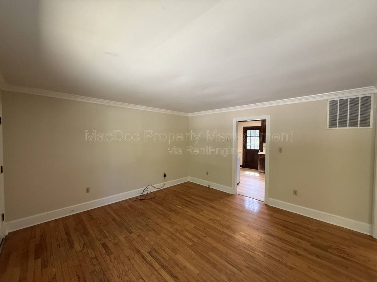 Apartment for rent at 216 W Broaddus Ave, Bowling Green, VA 22427