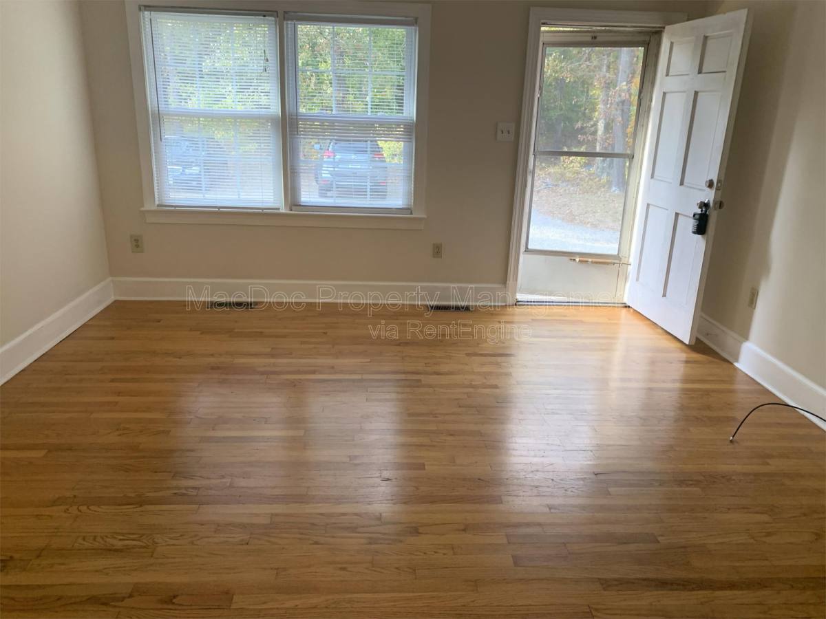 Apartment for rent at 216 W Broaddus Ave, Bowling Green, VA 22427