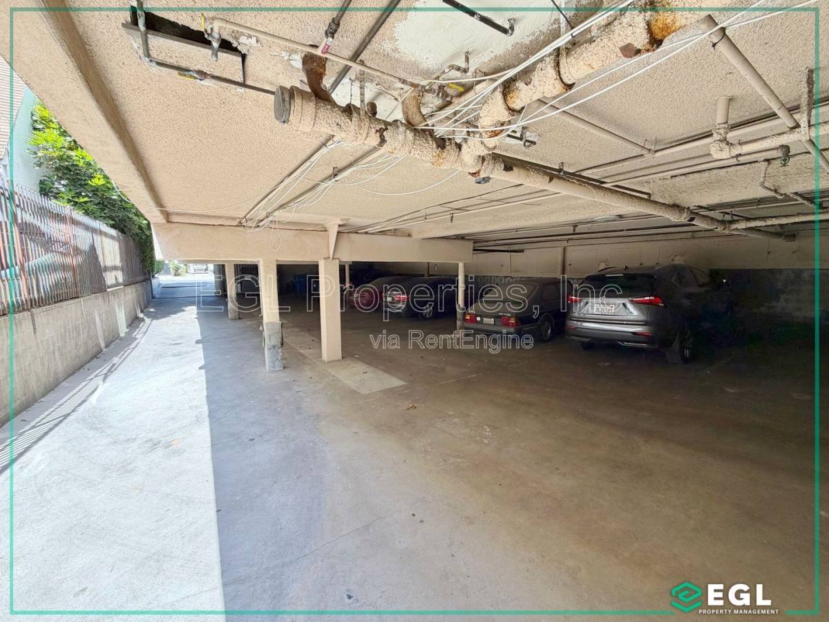 Apartment for rent at 1032 N Gardner St #17, Los Angeles, CA 90046