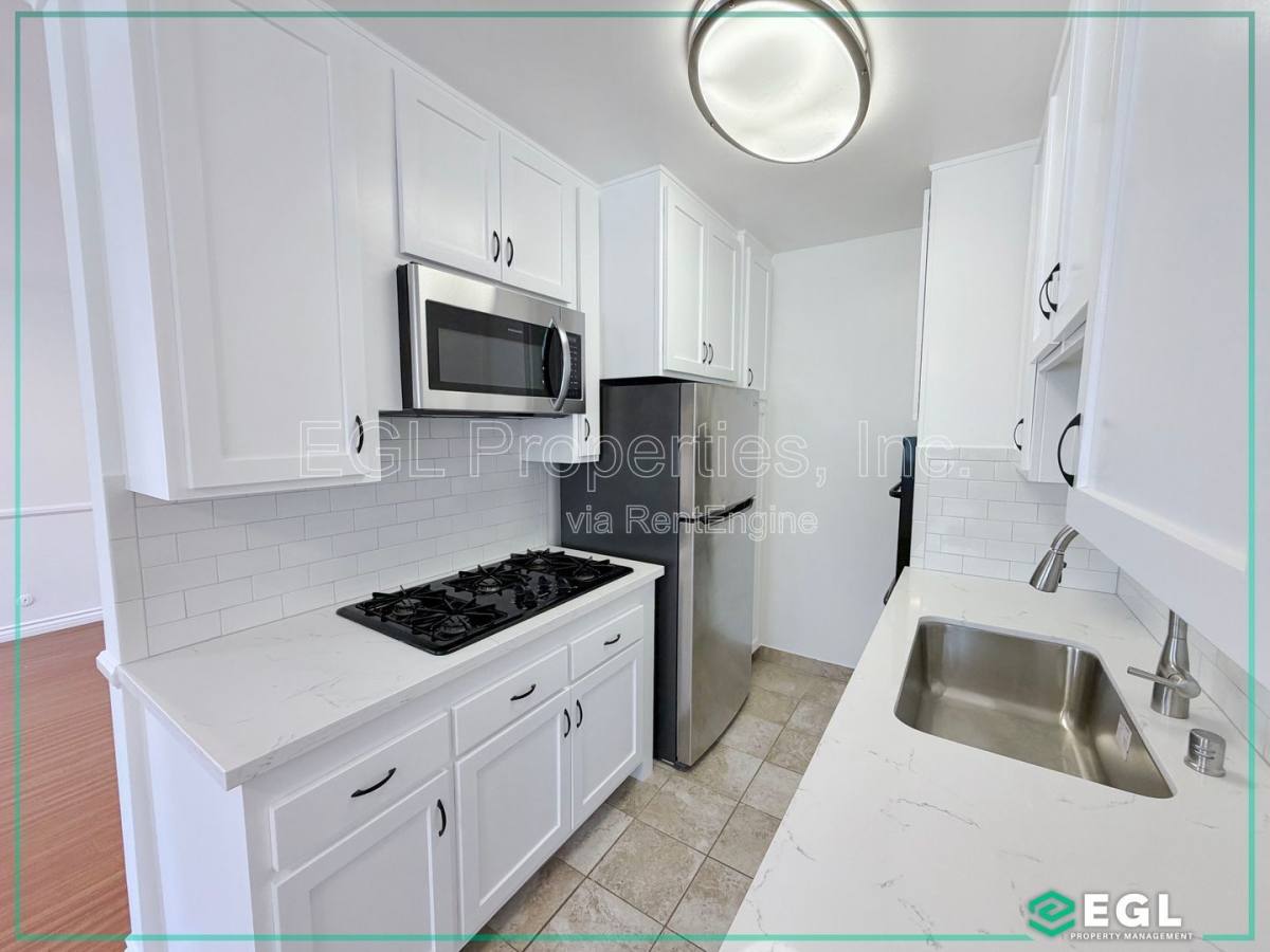 Apartment for rent at 1032 N Gardner St #17, Los Angeles, CA 90046
