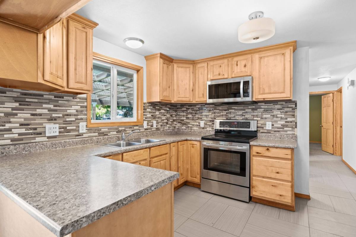 House for rent at 1703 N Walnut Rd, Spokane, WA 99206