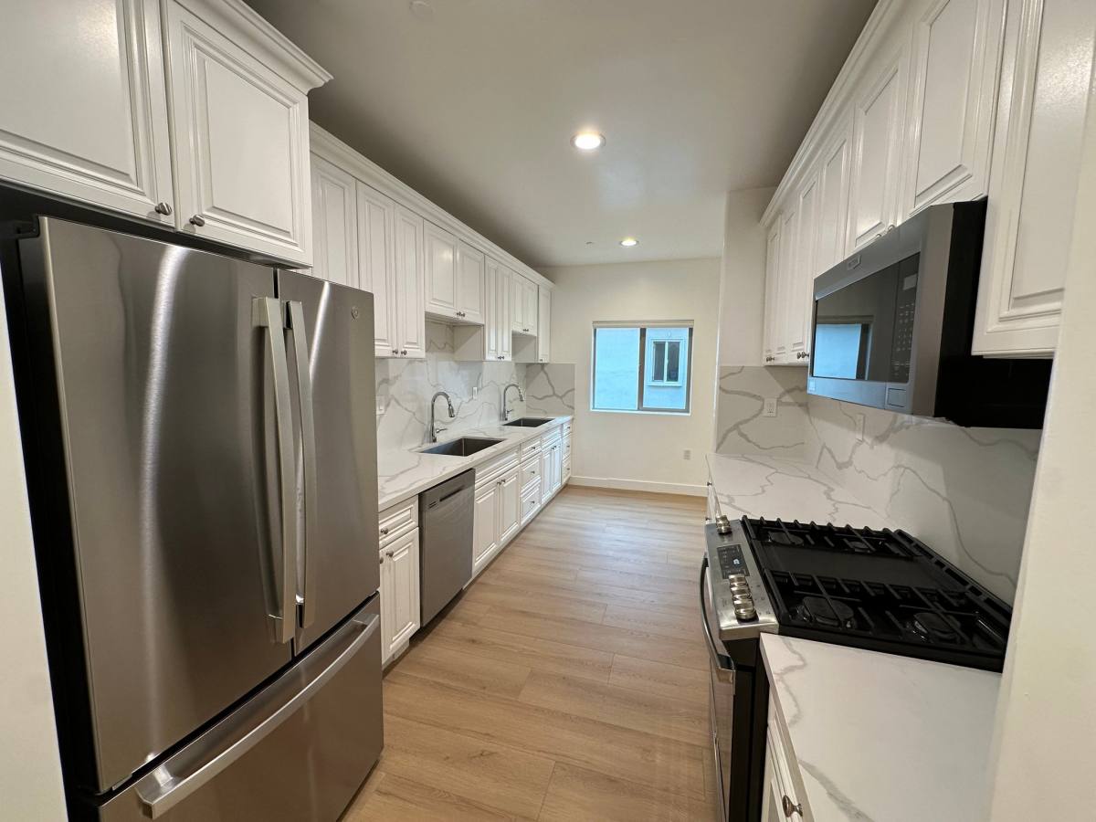 Apartment for rent at 1109 Lapeer Dr, Los Angeles, CA 90035