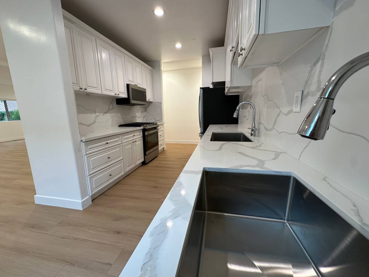 Apartment for rent at 1109 Lapeer Dr, Los Angeles, CA 90035