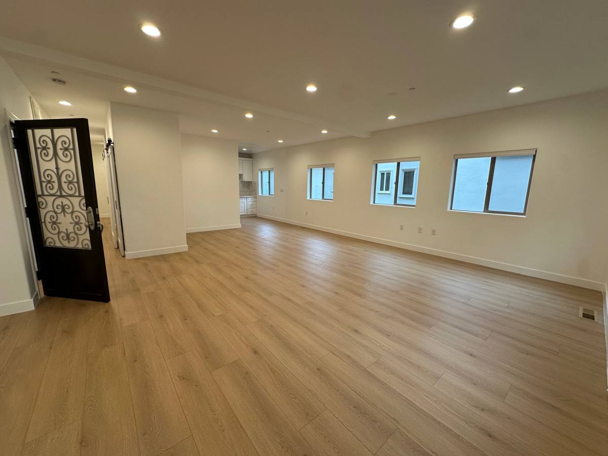 Apartment for rent at 1109 Lapeer Dr, Los Angeles, CA 90035