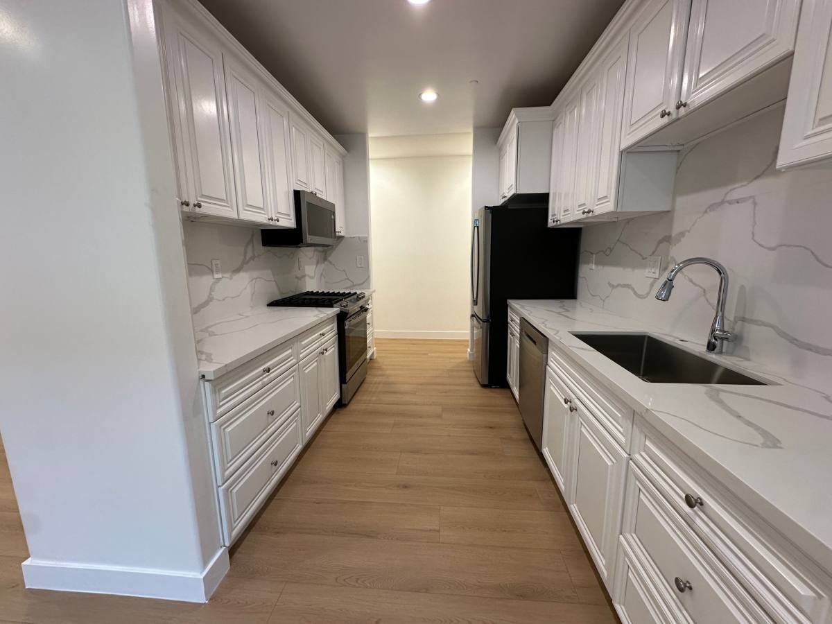 Apartment for rent at 1109 Lapeer Dr, Los Angeles, CA 90035