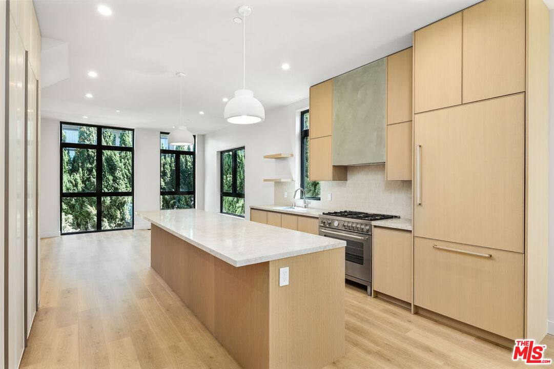 Townhouse for rent at 428 Arnaz Dr, Los Angeles, CA 90048