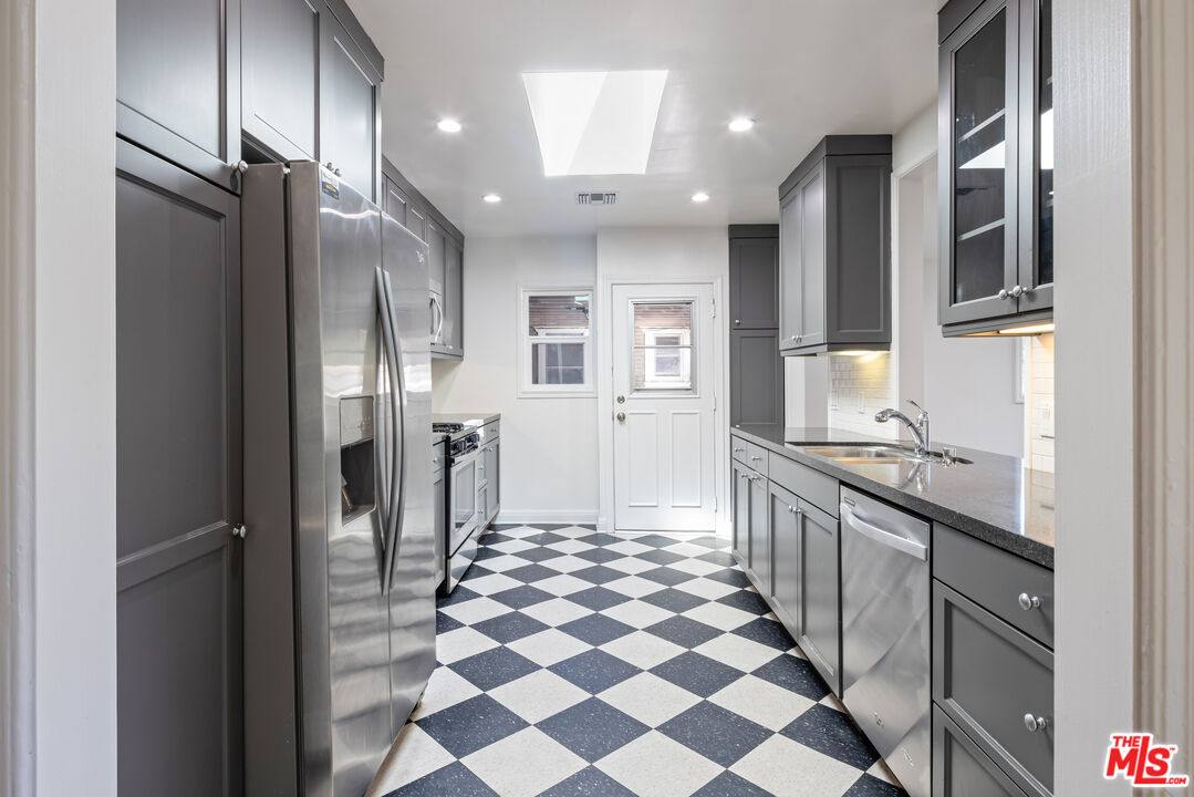 House for rent at 437 Norwich Dr, Los Angeles, CA 90048