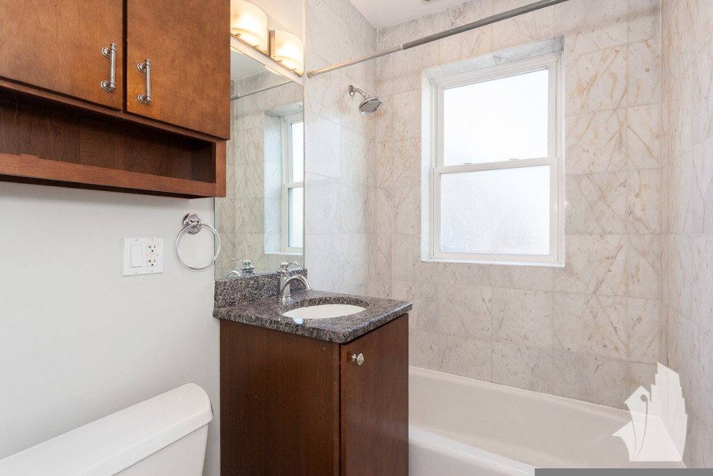 Apartment for rent at 1634 W Grace St #1, Chicago, IL 60613