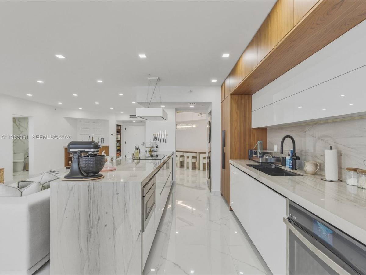Apartment for rent at 3000 Island Blvd #1501, North Miami Beach, FL 33160
