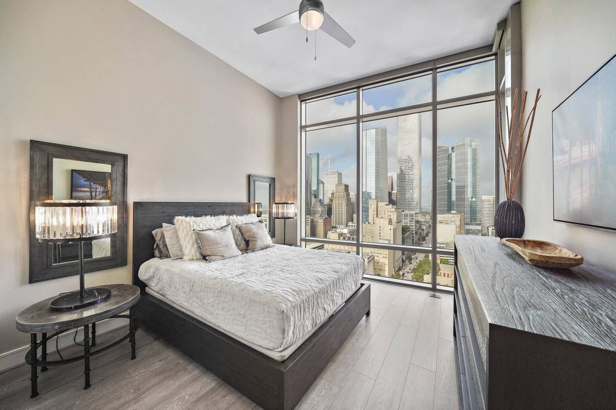 Apartment for rent at 1475 Texas St, Houston, TX 77002