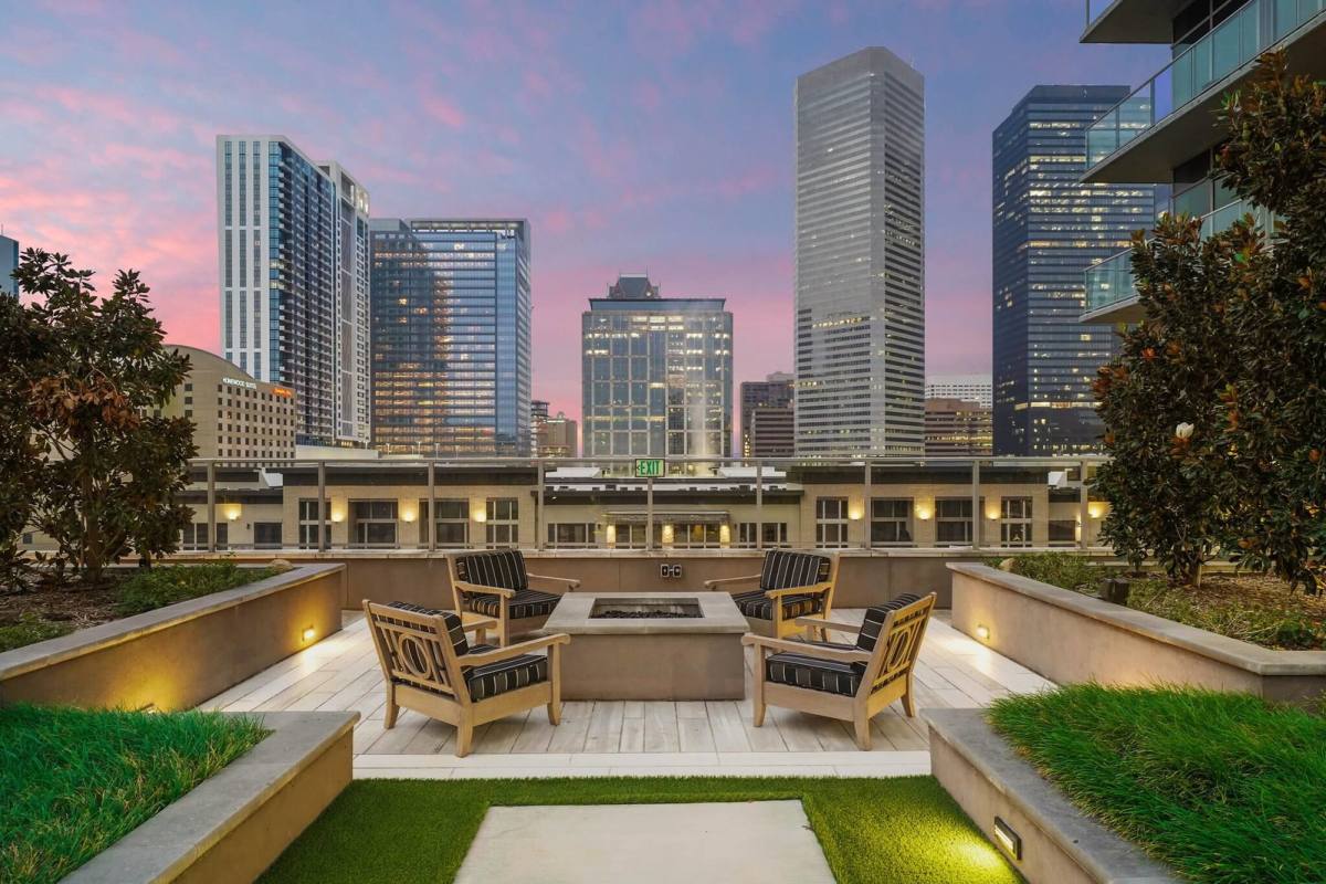 Apartment for rent at 1475 Texas St, Houston, TX 77002