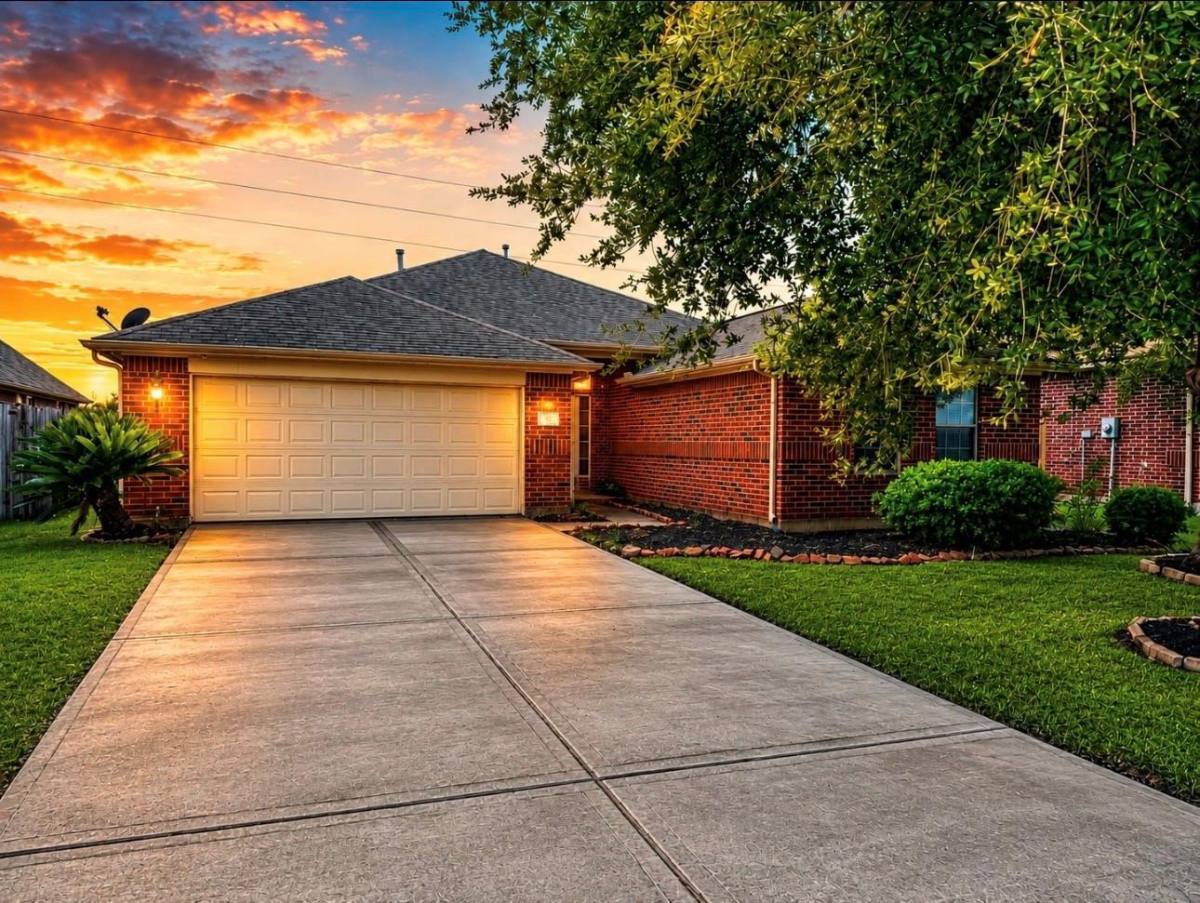 House for rent at 812 Hollyhock Dr, Stafford, TX 77477
