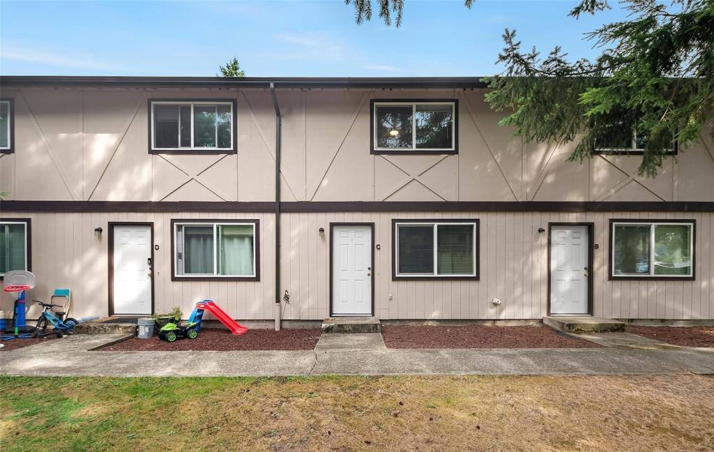 Townhouse for rent at 508 11th St NW, Puyallup, WA 98371
