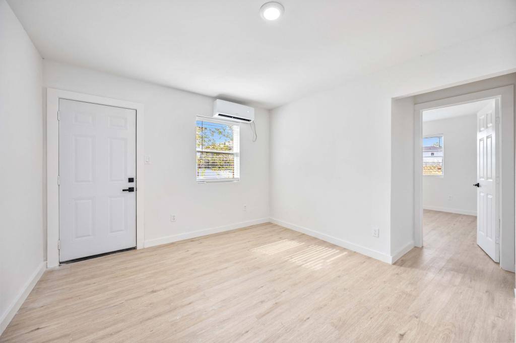 Apartment for rent at 6811 Del Rio St, Houston, TX 77021