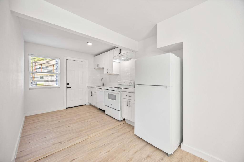 Apartment for rent at 6811 Del Rio St, Houston, TX 77021