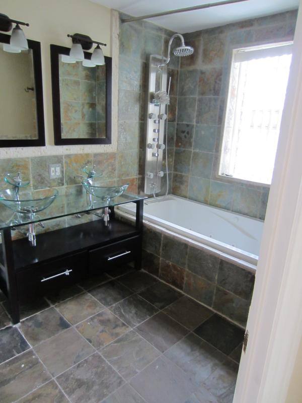 Condo for rent at 4321 S Ellis Ave #2, Chicago, IL 60653