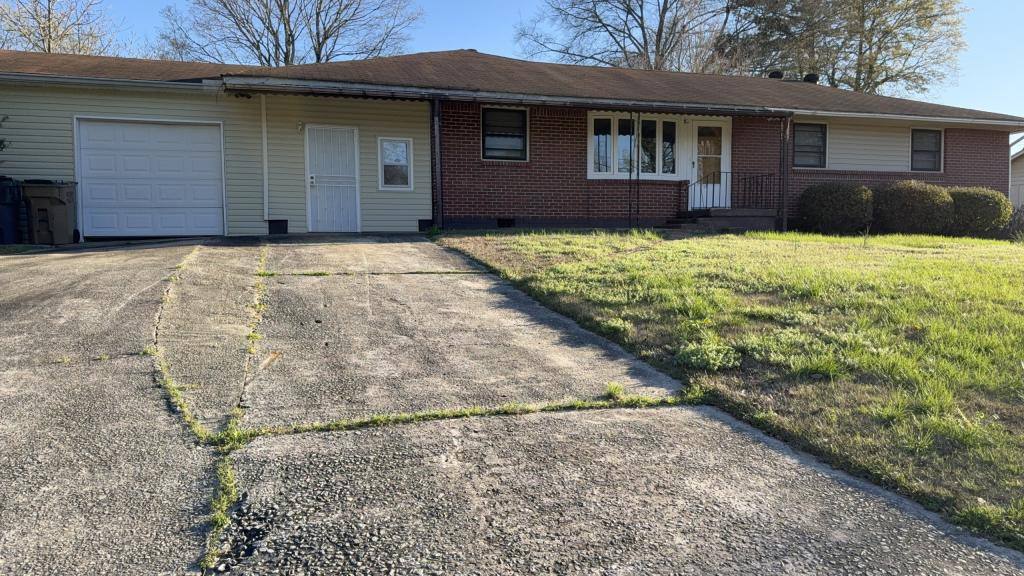 House for rent at 865 Jett Rd, Jonesboro, GA 30236