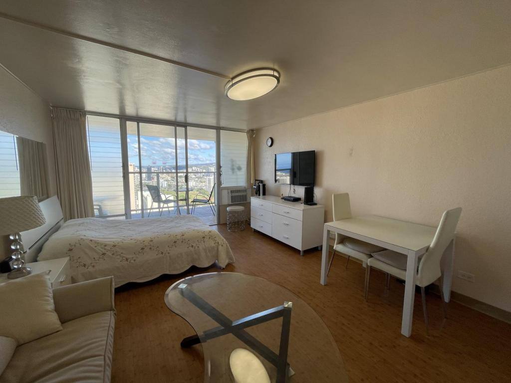Apartment for rent at 445 Seaside Ave #43RD Floor, Honolulu, HI 96815