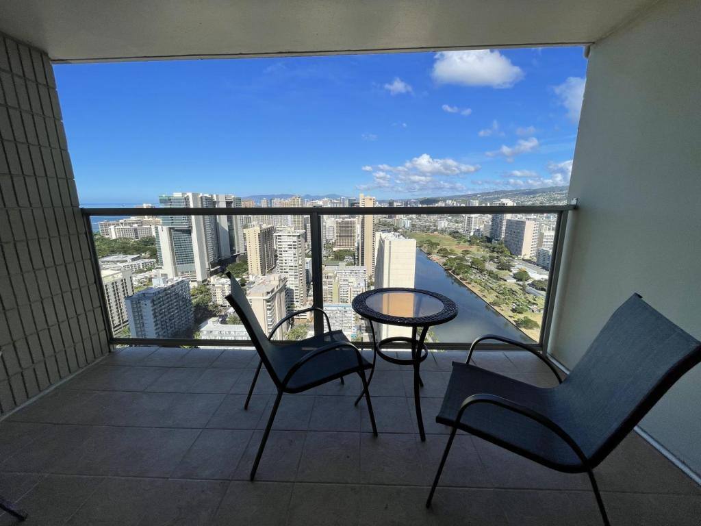 Apartment for rent at 445 Seaside Ave #43RD Floor, Honolulu, HI 96815