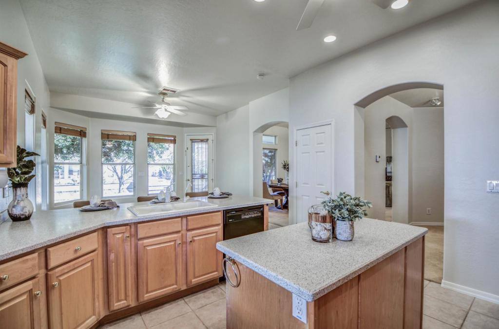 House for rent at 569 N Acacia Dr, Gilbert, AZ 85233