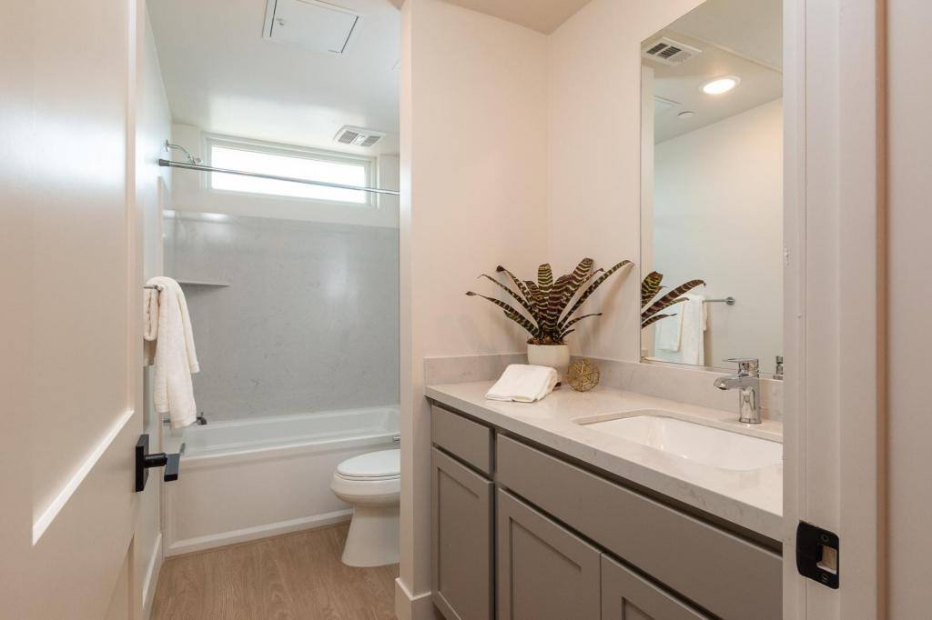 Apartment for rent at 919 39th Ave #302, Oakland, CA 94601