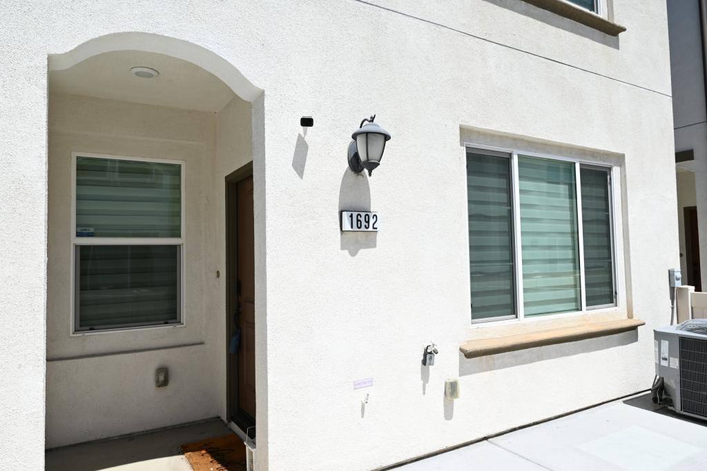 Townhouse for rent at 1692 W Trapezoid, Anaheim, CA 92802