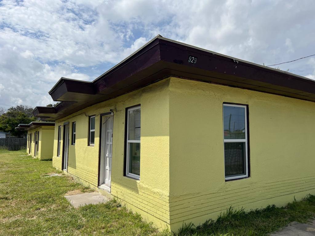 Apartment for rent at 929 S Alameda St, Corpus Christi, TX 78404