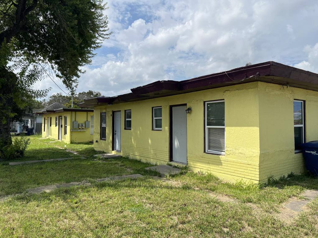 Apartment for rent at 929 S Alameda St, Corpus Christi, TX 78404