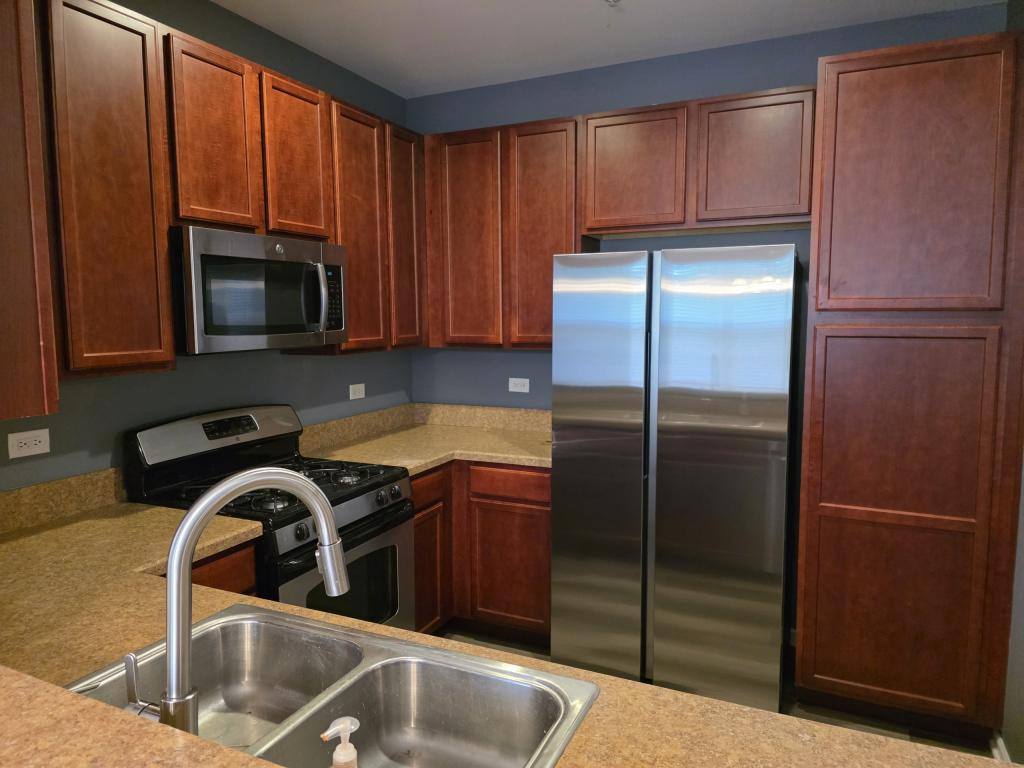 Townhouse for rent at 2250 Aurora Dr, Hampshire, IL 60140