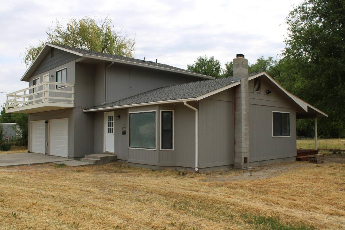 Townhouse for rent at 101 S 6th St W, Homedale, ID 83628