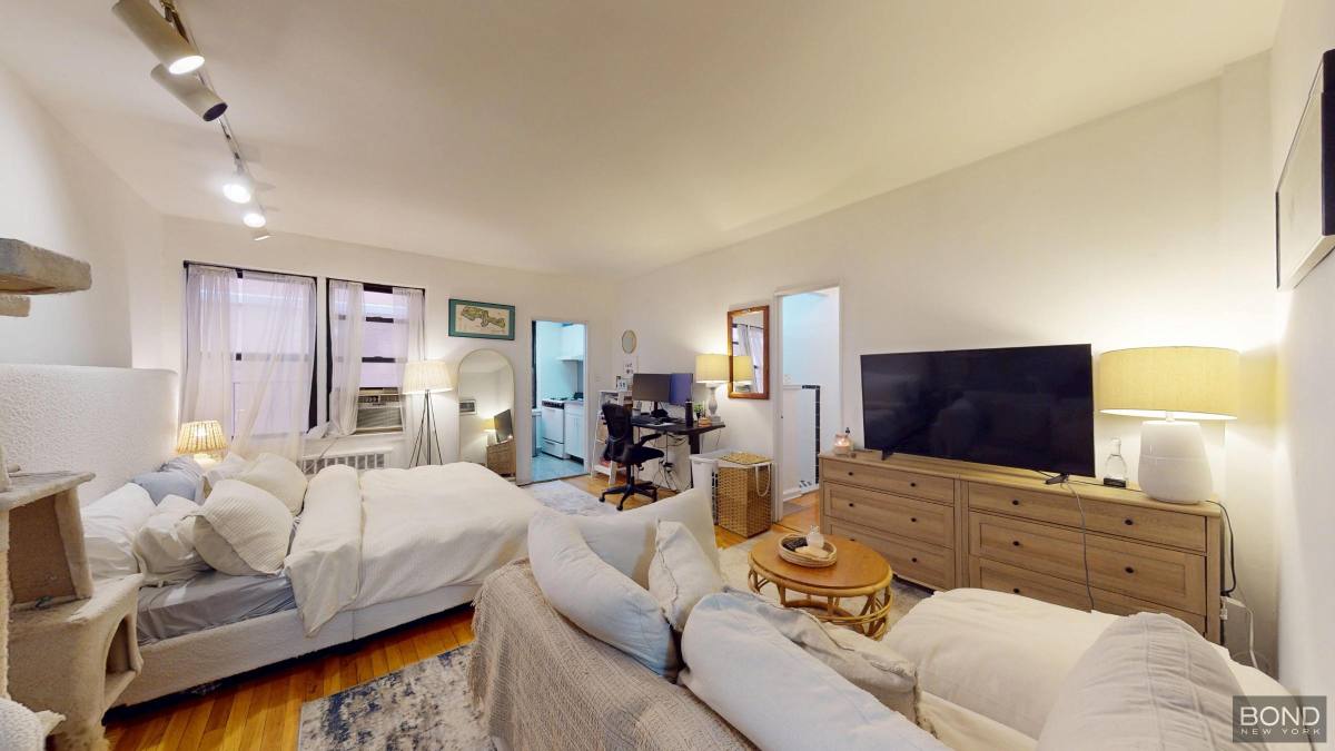 Apartment for rent at 163 W 17th St #3G, New York, NY 10011