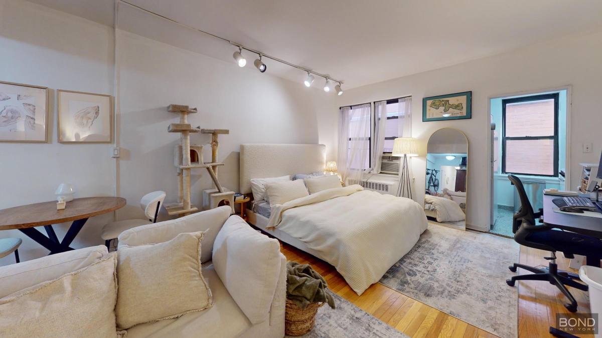 Apartment for rent at 163 W 17th St #3G, New York, NY 10011