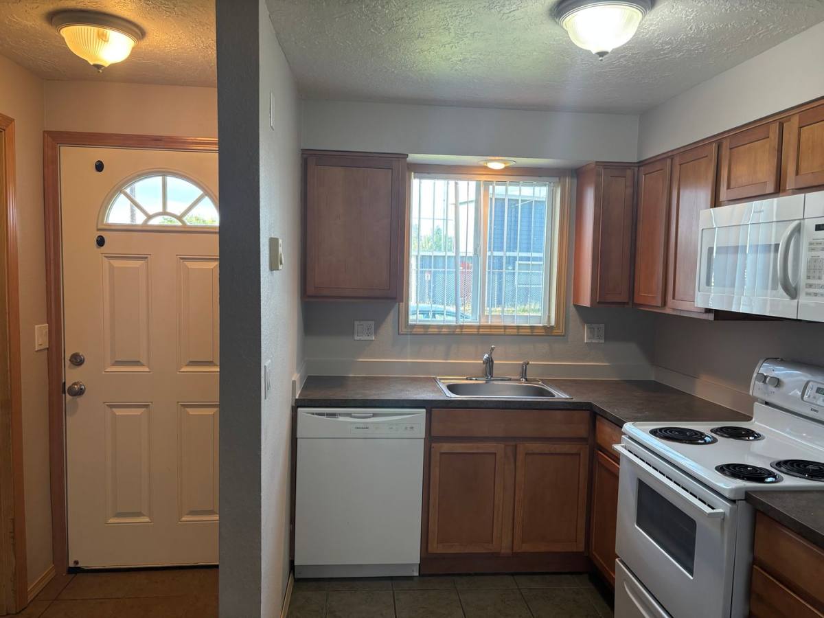 Townhouse for rent at 606 E Ninth St, Newberg, OR 97132